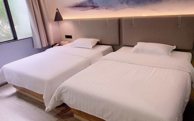 Life Hotel (Ouzhuang Metro Station)