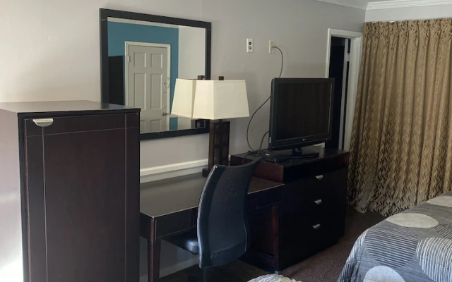 Colonial Manor Motel