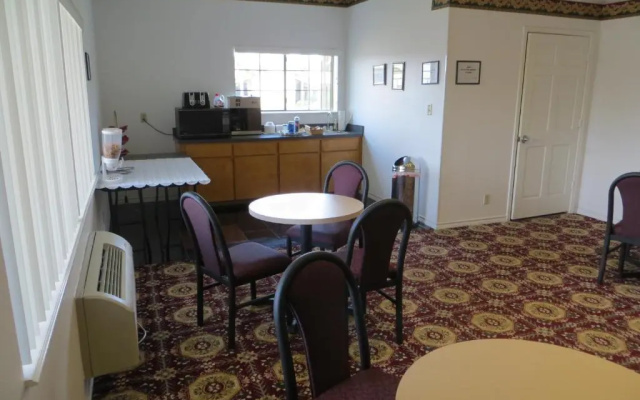 The Executive Inn & Suites