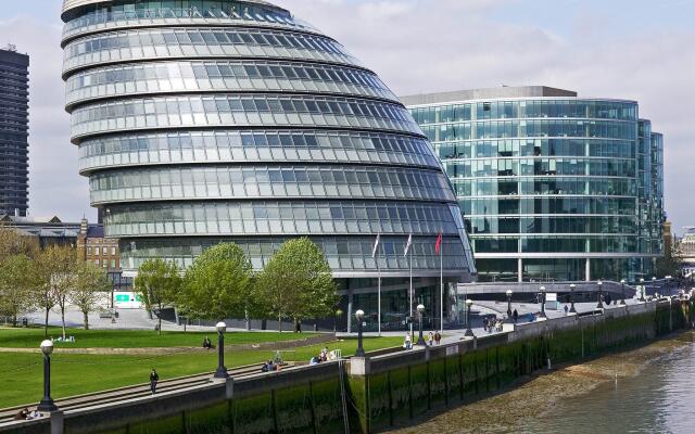 Отель Mercure London Kensington вид на фасад
