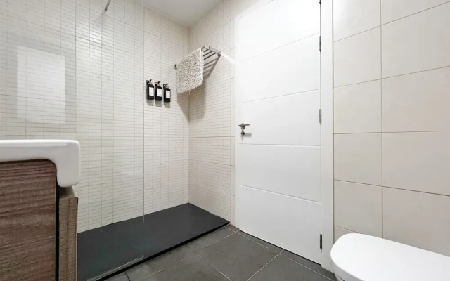 Apartment - Sleeps 4 - Parking - Beach Close