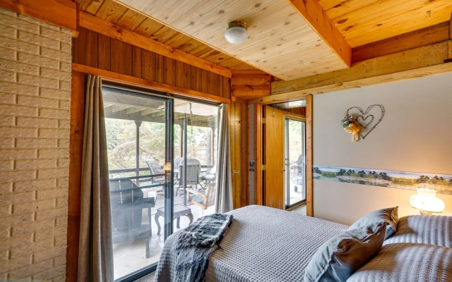 Lakefront Sunrise Beach Cabin w/ Private Dock!