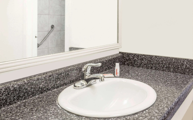 Travelodge by Wyndham Shreveport LA