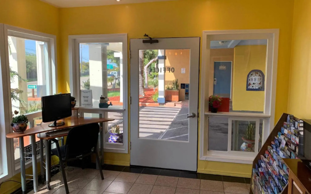Sandyland Reef Inn