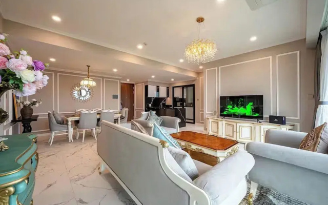 Metropole Luxury Riverside Apartment
