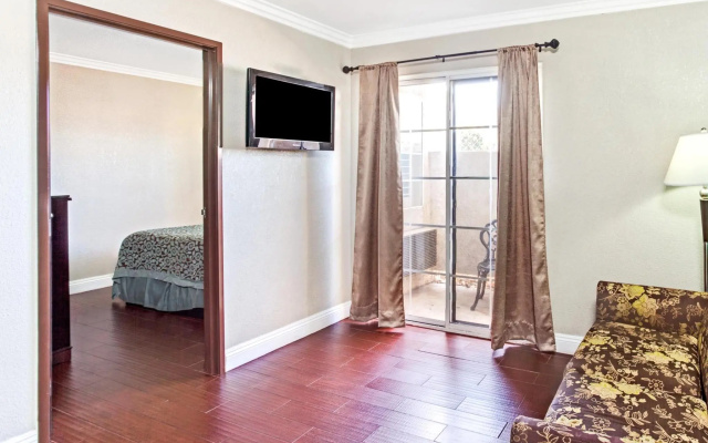 Cabana Inn & Suites