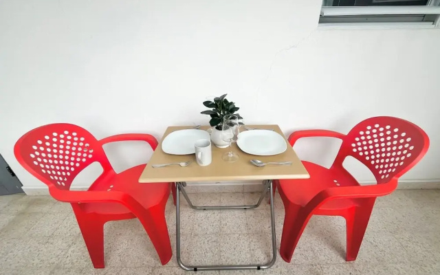 Centrally Located Sunny Apartment Walk to Beaches