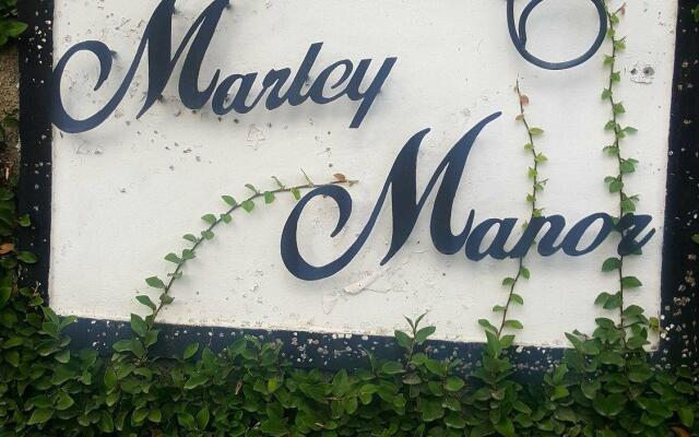 Отель The Oasis at Marley Manor вид на фасад
