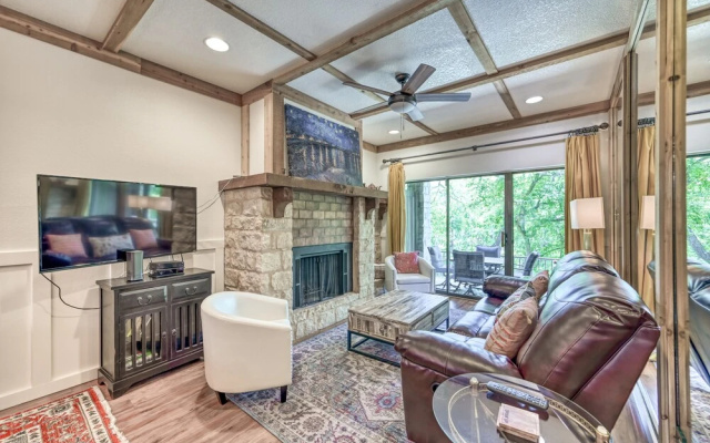 New! Luxurious Riverfront Condo Just 1 Blk to Schlitterbahn!