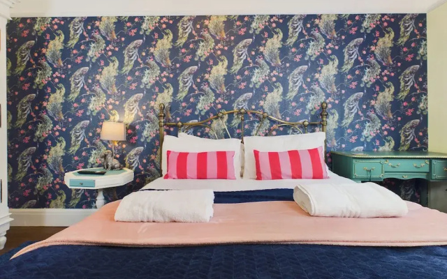 Unique 2 bed Leigh-on-sea- With Real Piano