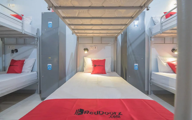 RedDoorz Hostel Near Braga Citywalk