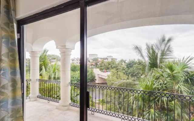Lagoon & Beach Steps Away 5-bdrm Villa Elegancia