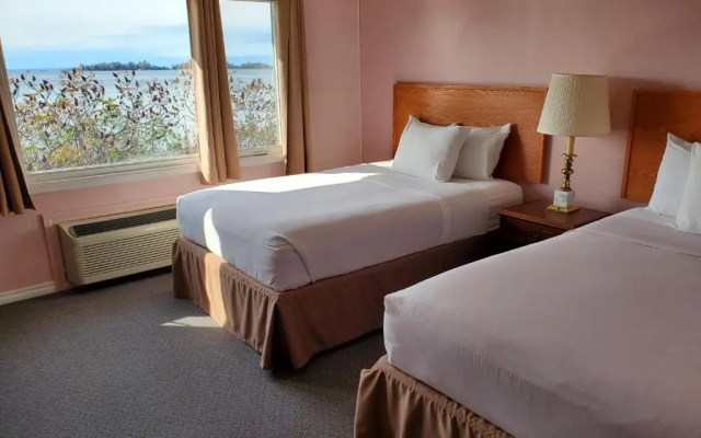 Carolyn Beach Inn & Restaurant
