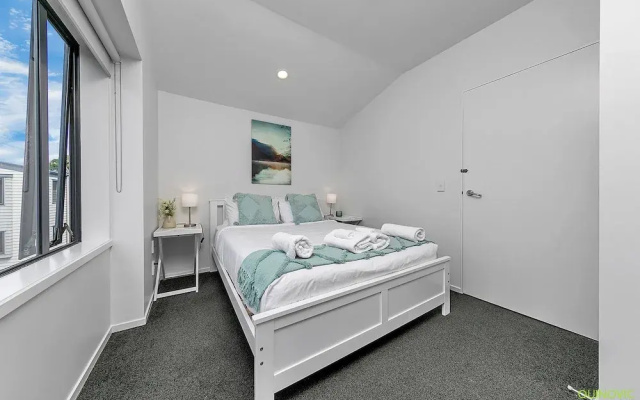 Balcony+Parking 3BR Gem Near Arena | Zodiak Stays