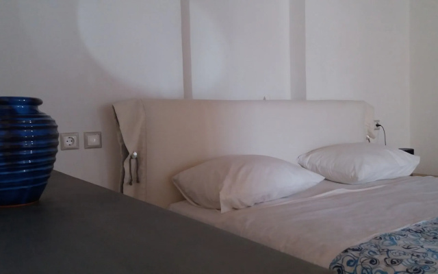 Manos Rooms
