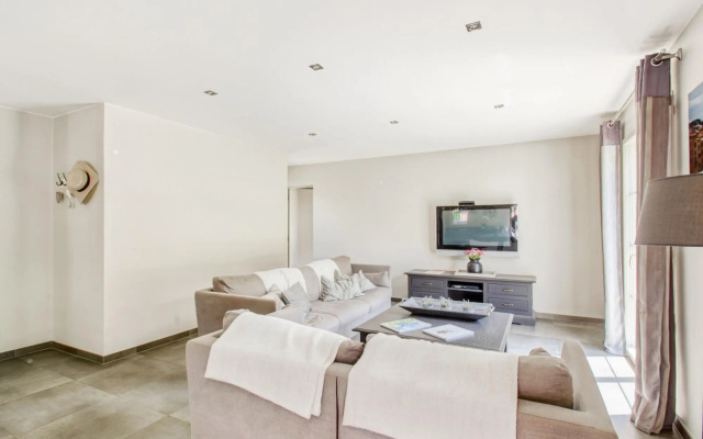 Villa in Le Plan-de-la-tour With Pool