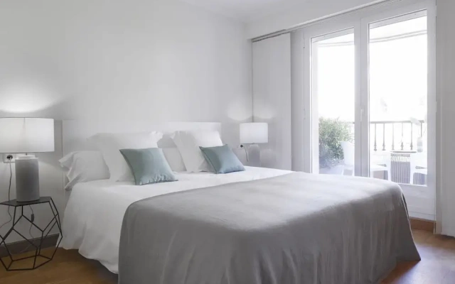 Playa de Ondarreta Apartment by FeelFree Rentals