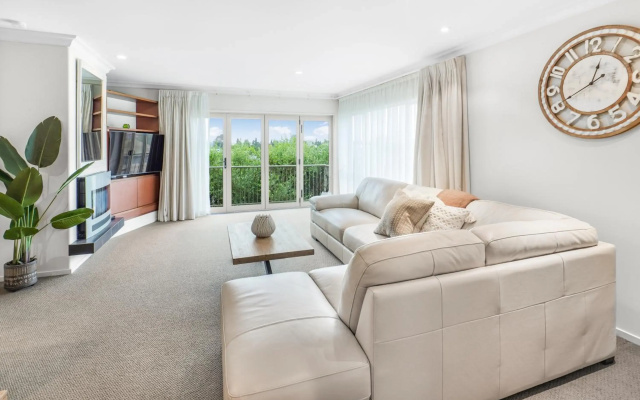 Lake Retreat - Hamilton Holiday Home