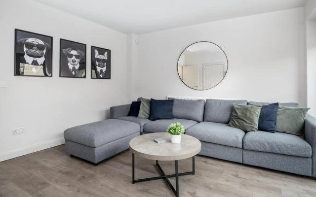 Superb Newly Extended House near Peak District, parking