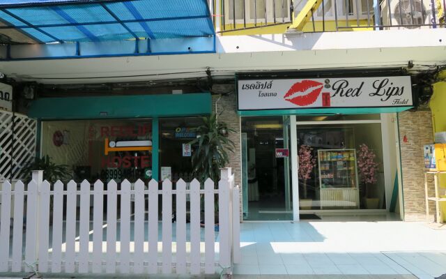 Red Lips Hostel Бангкок вид на фасад