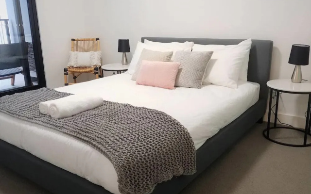 Luxury 1 Bedroom 1 Study With 1 Parking
