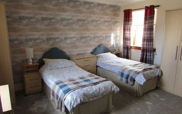 Spacious 3 Bedroom House With Outdoor Patio Area for Outdoor Dining and Wifi