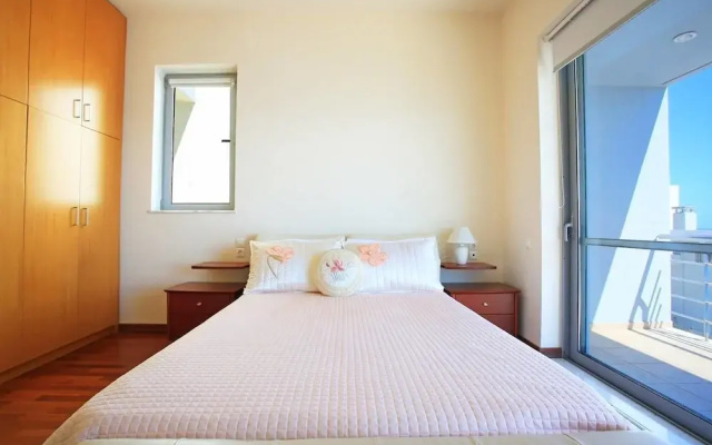 Seafront home 4' walk to private beach