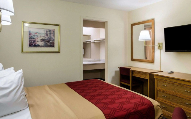 Econo Lodge Lawrence near University