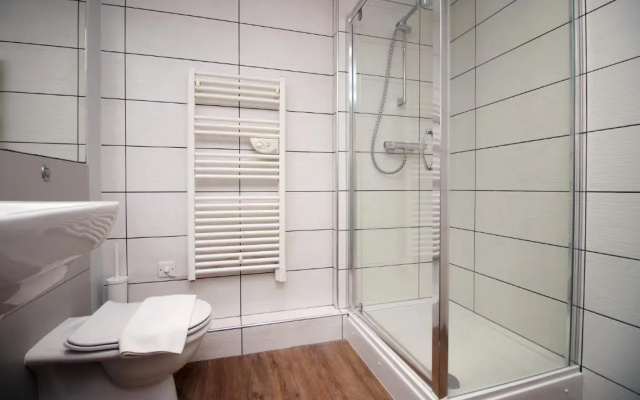 Violet's Corner Luxury Apartment by StayStaycations