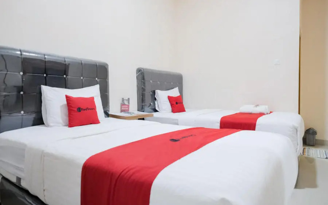RedDoorz Plus @ Jalan P. Emir Moh Noer Lampung