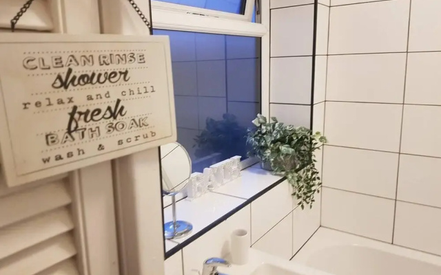 Bright 4-bed House 15 min to Manchester Centre