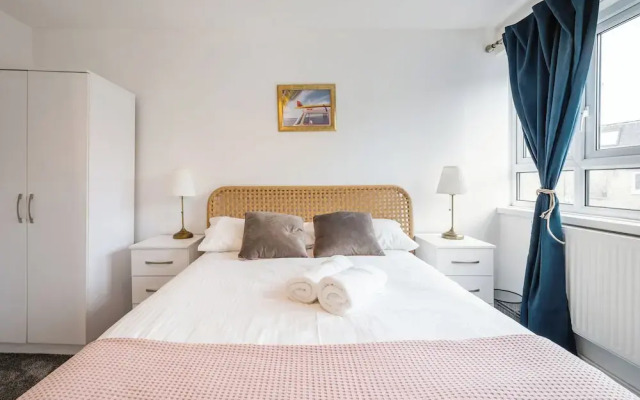 Nice 2-bed flat near earls court