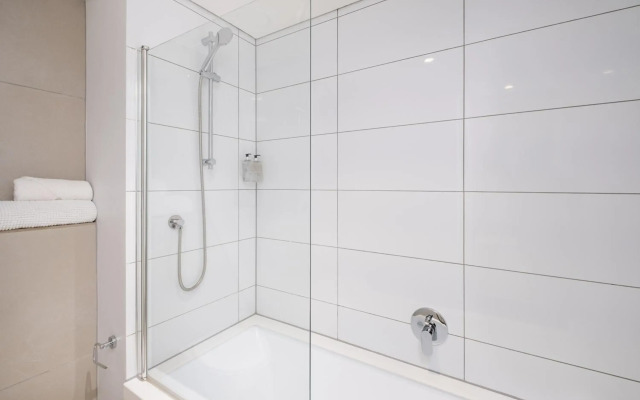 Modern Two Bedroom Unit, Mountain & Harbour Views