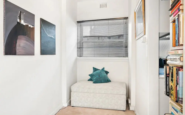 Sunny 1-bed With Parking Near Arts Precinct