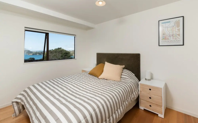 Newly renovated Oneroa beach view house