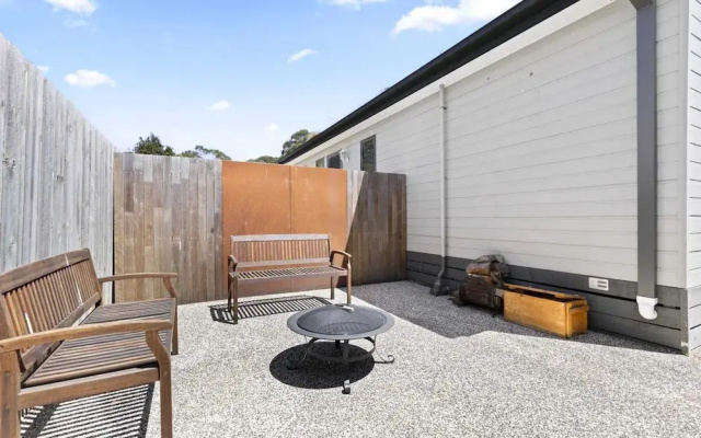 Spacious 2-bedroom With Private Parking Access
