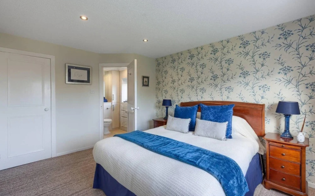 Tasteful top Floor Apartment Next to Gleneagles