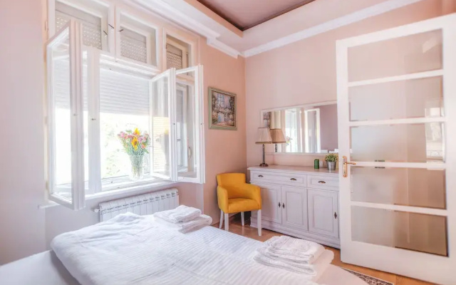 Crown Apartment