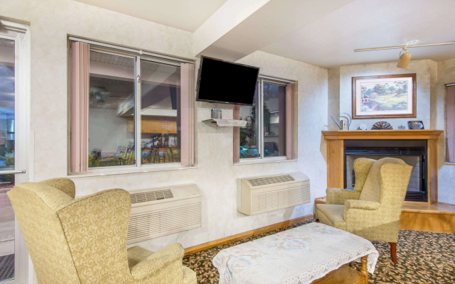 Super 8 by Wyndham West Middlesex/Sharon Area