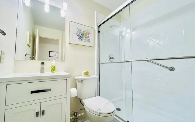 King Charles Avenue 404 #4