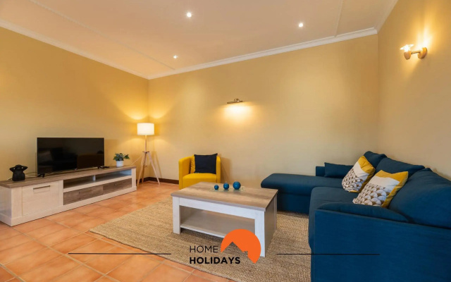 #071 Stunning Spacious Flat w Pool 5m Beach