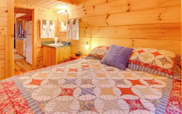 Hendersonville Creekside Cabin: Near Dupont Forest