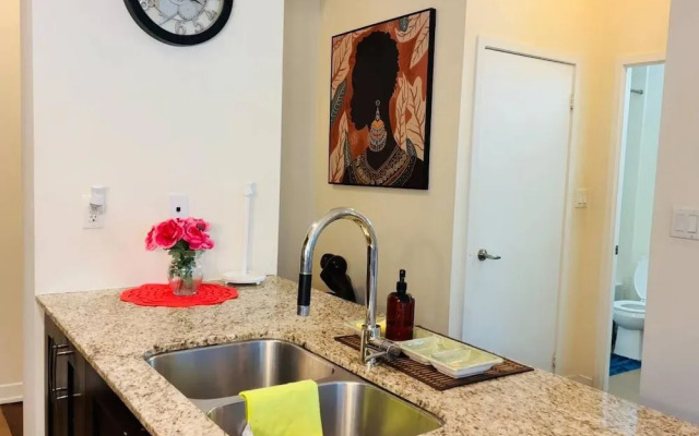 Stylish Cozy 1bedroom Condo in Square one Centre