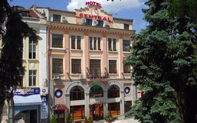 Отель Централь Болгария, Шумен - отзывы, цены и фото номеров - забронировать отель Централь онлайн вид на фасад