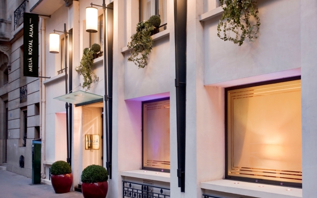 Отель Melia Tour Eiffel Париж вид на фасад