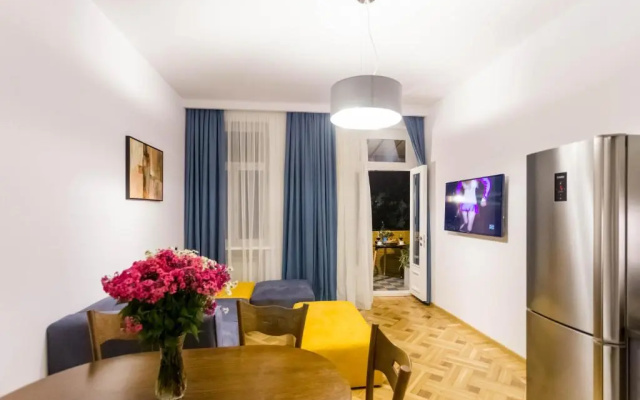 Luxury 3 BR apartment by Freedom square City Center