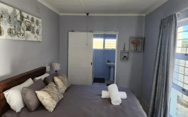 25 ON Main Struisbaai