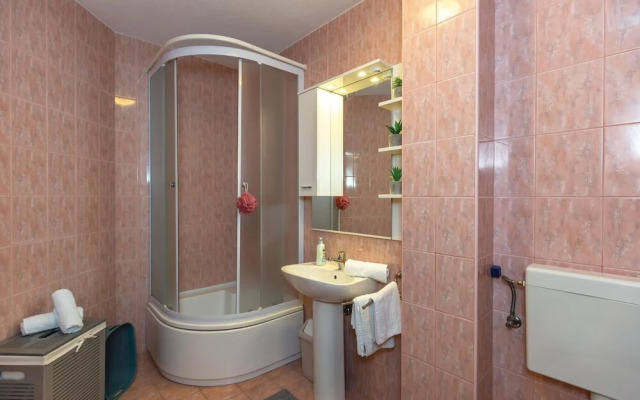 Beautiful Home in Makarska With Wifi and 2 Bedrooms