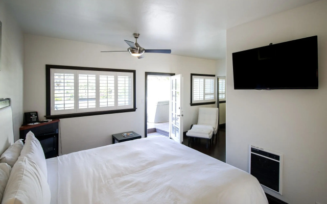 Malibu Country Inn