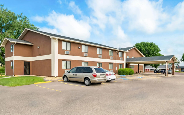Super 8 by Wyndham Blue Earth